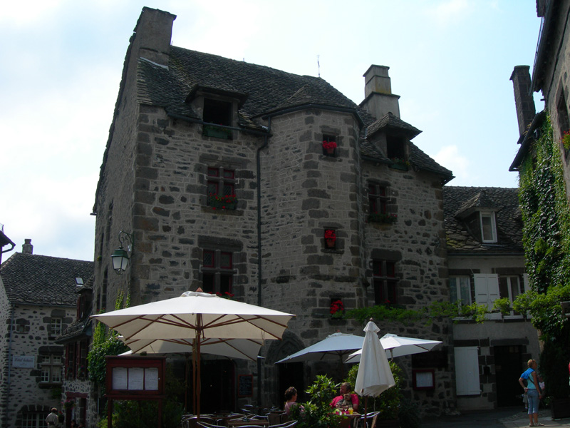 la cite de Salers dans le cantal